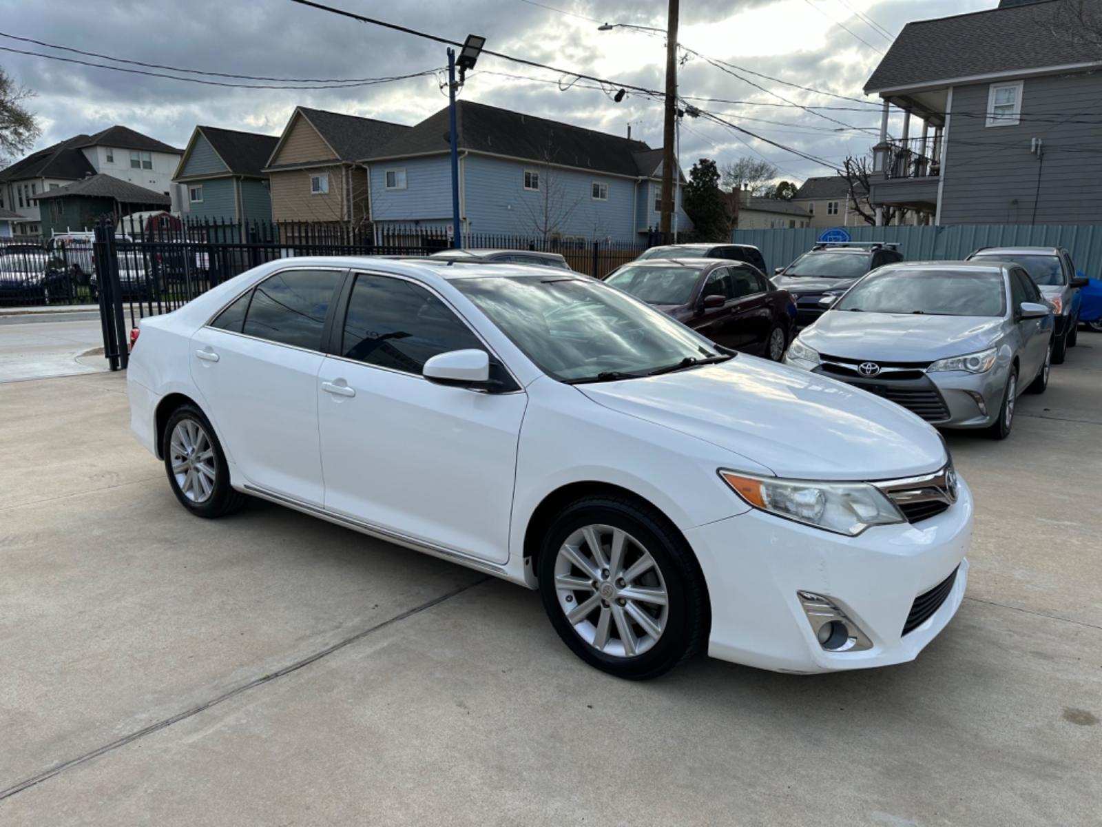 2012 White /Silver Toyota Camry XLE (4T4BF1FK0CR) with an 2.5L engine, Automatic transmission, located at 1501 West 15th St., Houston, 77008, (713) 869-2925, 29.797941, -95.411789 - Photo #1